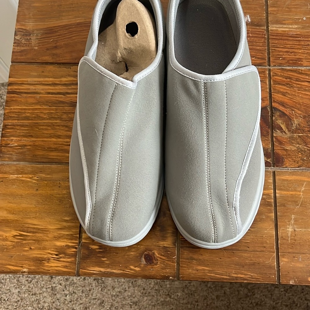 Jions men’s adjustable, walking, diabetic shoes with adjustable strap.